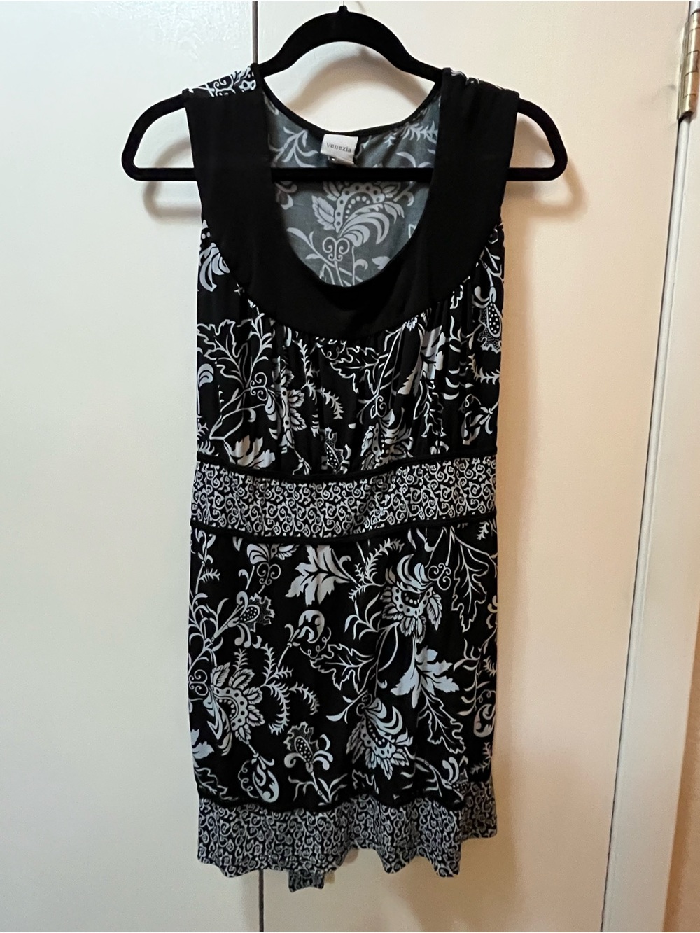 Venezia Gray and White Floral Scoop Neck Top